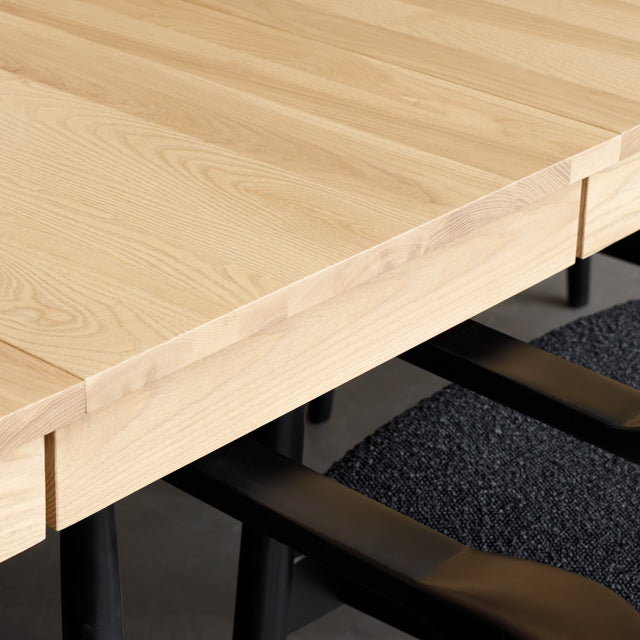 Extendable table in light ash - St-Louis
