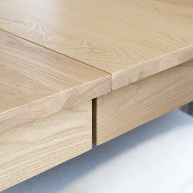 Extendable table in light ash - St-Louis