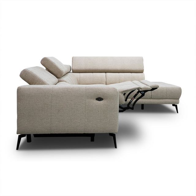 sofa modulaire en tissu greige,inclinable, design moderne sur fond blanc.