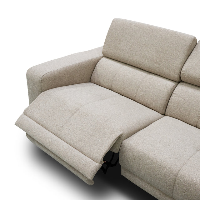 sofa modulaire en tissu greige,inclinable, design moderne sur fond blanc.