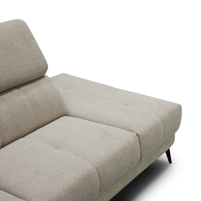 sofa modulaire en tissu greige, design moderne sur fond blanc.