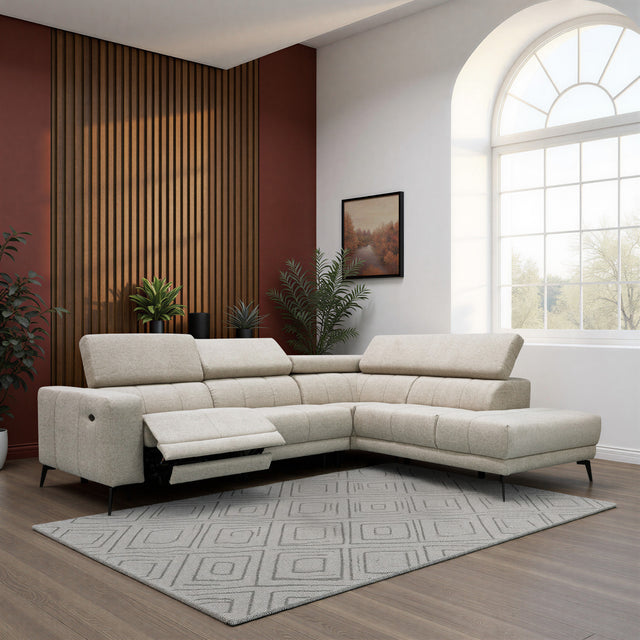 sofa modulaire en tissu greige, inclinable, installé dans un salon au style moderne et lumineux.