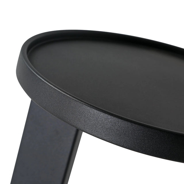 table d'appoint rond noir en metal au design minimaliste.