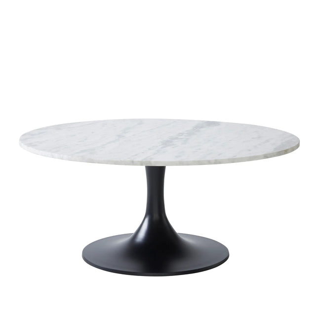 Table basse ronde au style moderne, avec un plateau en marbre blanc veiné et un pied central noir fuselé en métal.