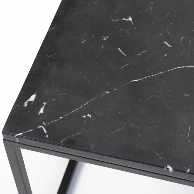 Plateau de table basse noir effet marbre avec veines blanches et structure metal fine.