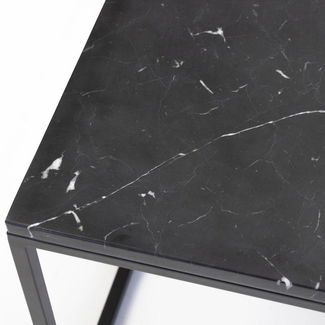 Plateau de table basse noir effet marbre avec veines blanches et structure metal fine.