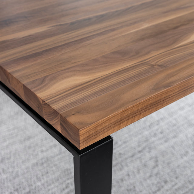 Gros plan sur table en bois avec structure en metal noir au design moderne et epure.