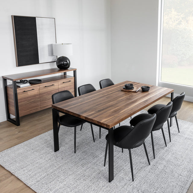 Salle a manger contemporaine avec table en bois et chaises noires sur tapis clair.