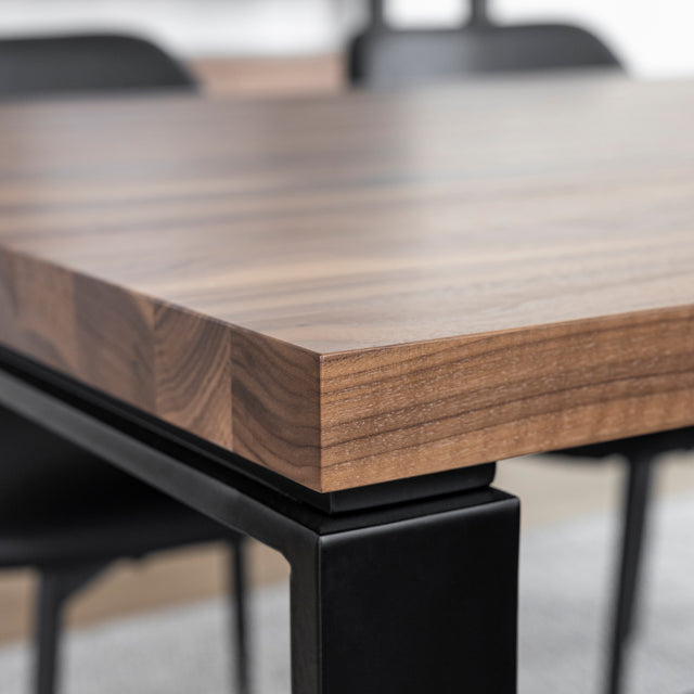 Gros plan sur table en bois avec structure en metal noir au design moderne et epure.