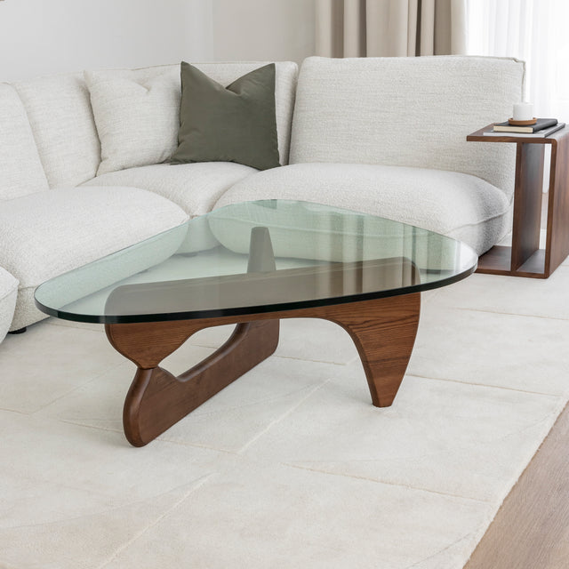 table de salon en noyer avec un plateau en verre