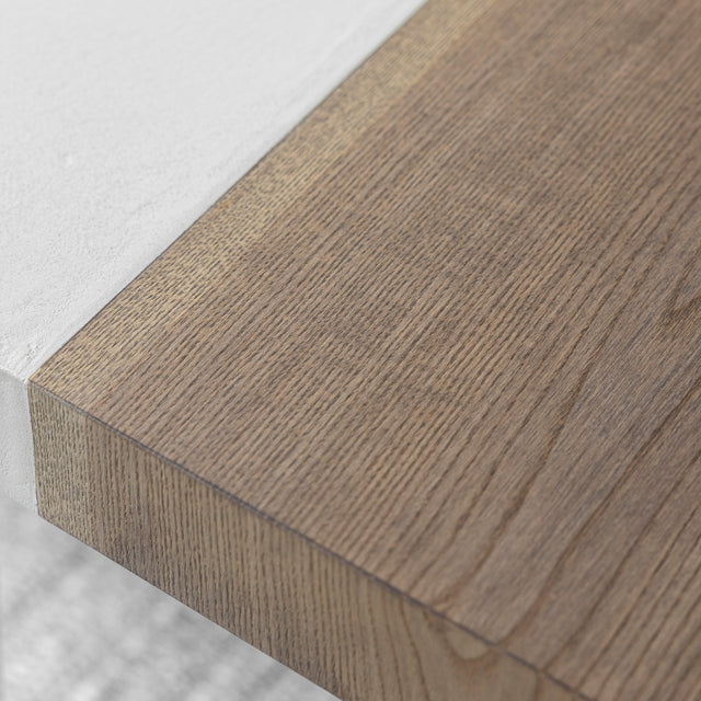 detail du plateau de table en bois naturel et resine blanche a finition lisse et bords nets.