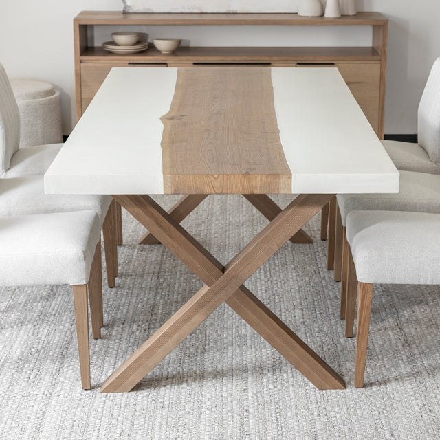 table de salle a manger moderne en bois et resine blanche avec six chaises beige.