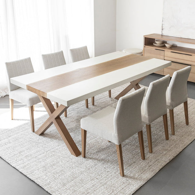 table de salle a manger moderne en bois et resine blanche avec six chaises beige.