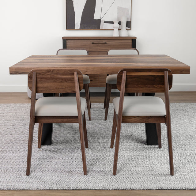 Salle a manger moderne avec table en bois et pieds en metal noir, chaises beige et buffet assorti.