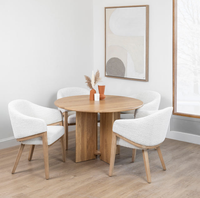 table ronde en bois clair avec pied central et chaises boucle beige modernes.