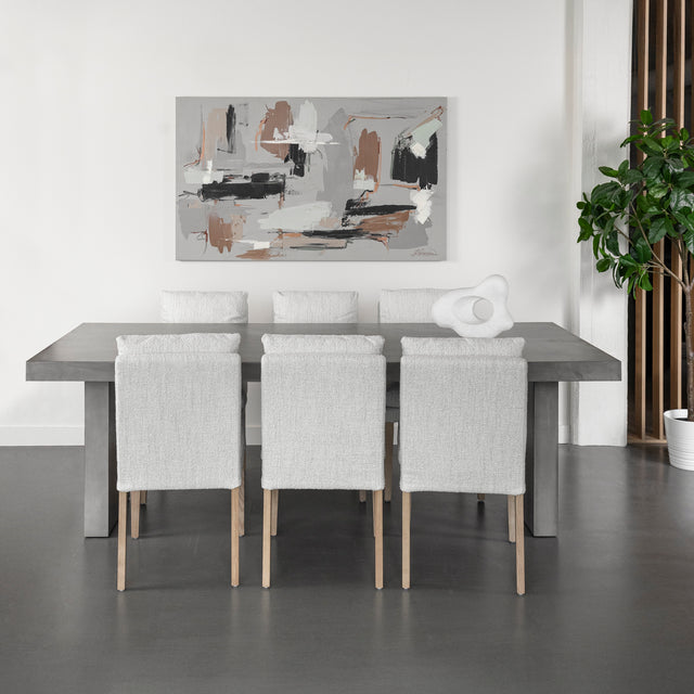 table de salle a manger en beton gris avec six chaises blanches et deco moderne.