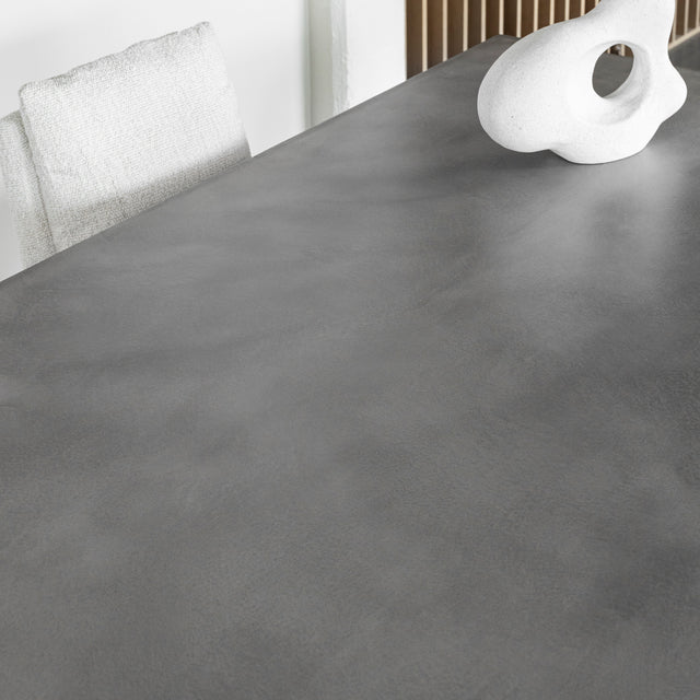 plateau de table en beton gris avec texture lisse et deco moderne blanche.