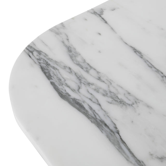 gros plan sur un plateau en marbre blanc avec veines grises elegantes.