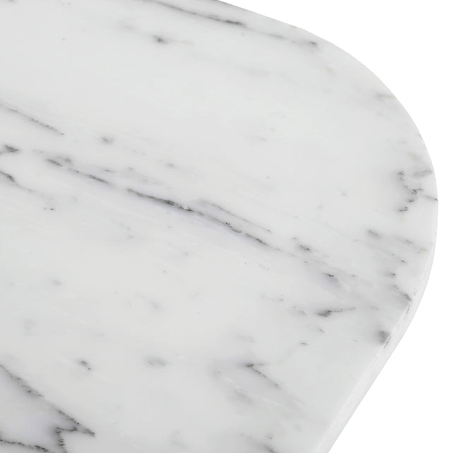 gros plan sur un plateau en marbre blanc avec veines grises elegantes.