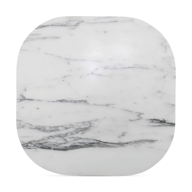 gros plan sur un plateau en marbre blanc avec veines grises elegantes.