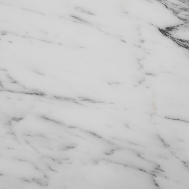 texture elegante de marbre blanc avec fines veines grises naturelles.