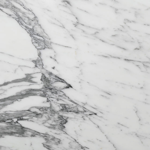 texture elegante de marbre blanc avec fines veines grises naturelles.