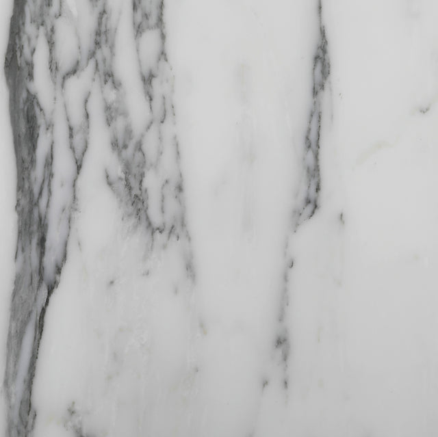 texture elegante de marbre blanc avec fines veines grises naturelles.