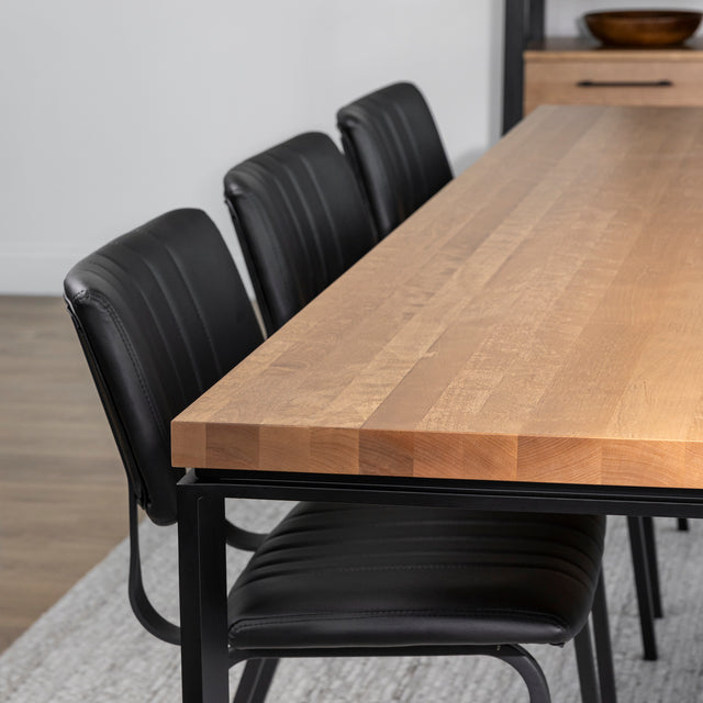 Élégante table Beauchamps en bois merisier ambré foncé | Elegance Beauchamps dark merisier amber wood table.