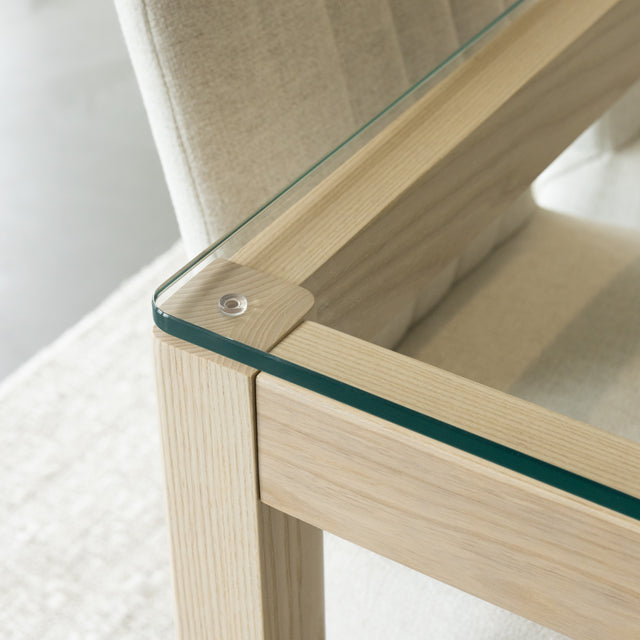 Detail d angle de table en verre et bois clair avec fixation elegante et finitions soignées.