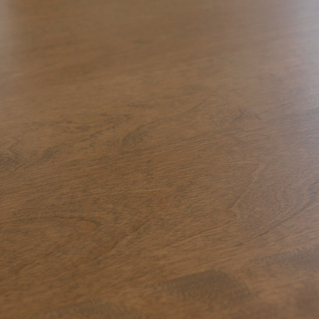 Surface lisse de table en bois brun avec veinures naturelles et fini mat.