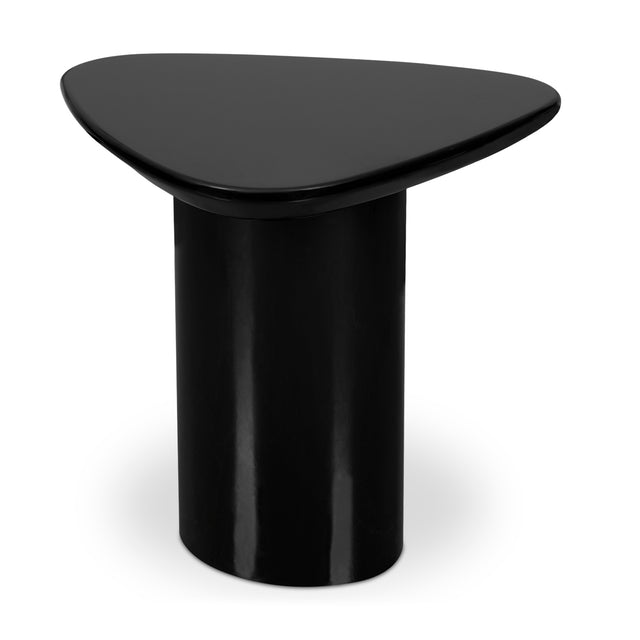 Table d’appoint contemporaine noire laquée avec un plateau triangulaire aux bords arrondis et une base cylindrique assortie.