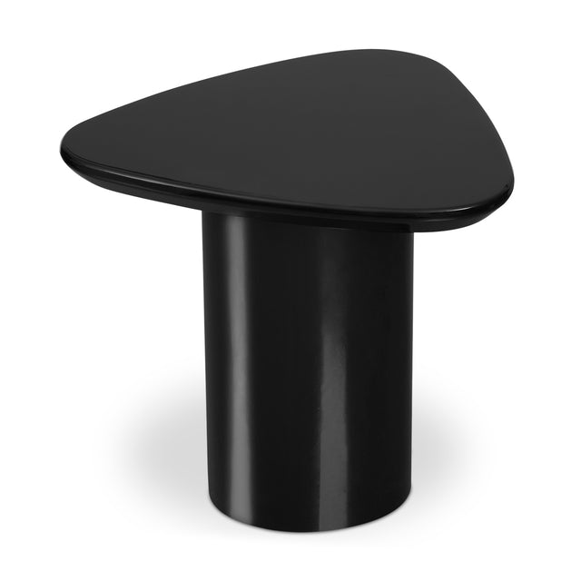 Table d’appoint contemporaine noire laquée avec un plateau triangulaire aux bords arrondis et une base cylindrique assortie.