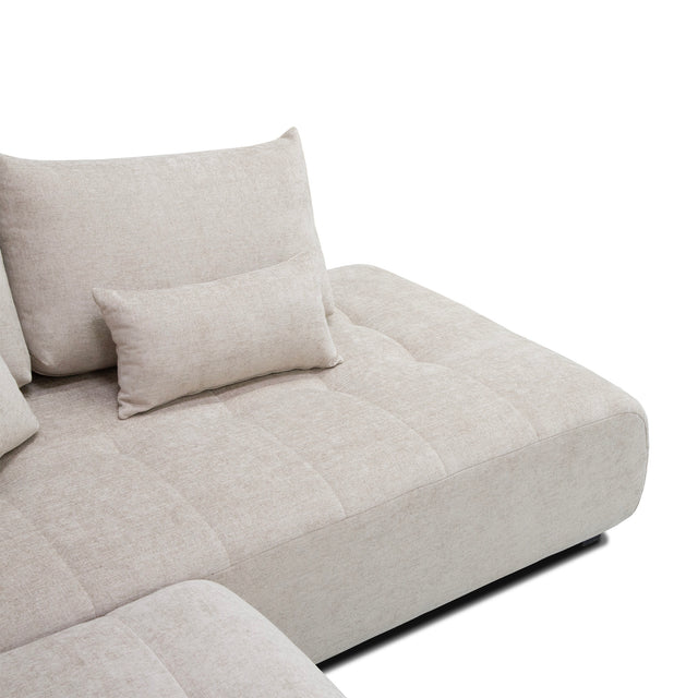 sofa modulaire en tissu sable fin, design contemporain sur fond blanc.