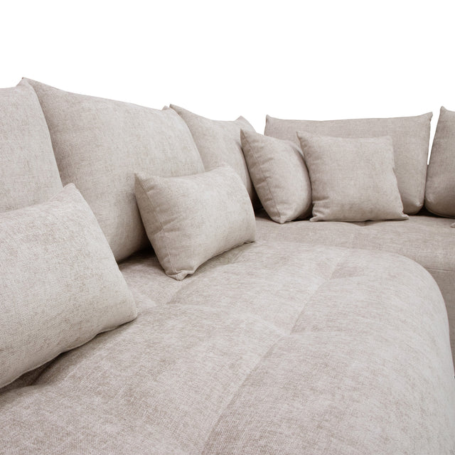 sofa modulaire en tissu sable fin, design contemporain sur fond blanc.