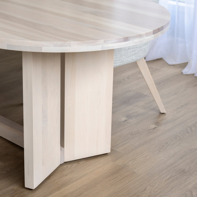 Table ovale en bois clair dans salle a manger lumineuse.
