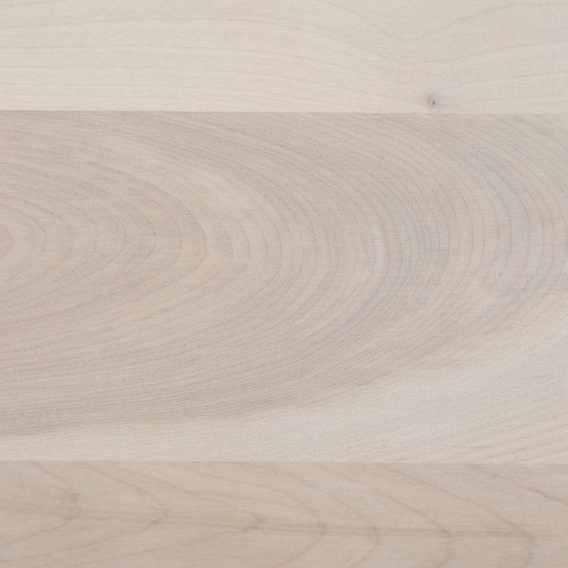 Image rapprochée d'une table ovale en bois clair.