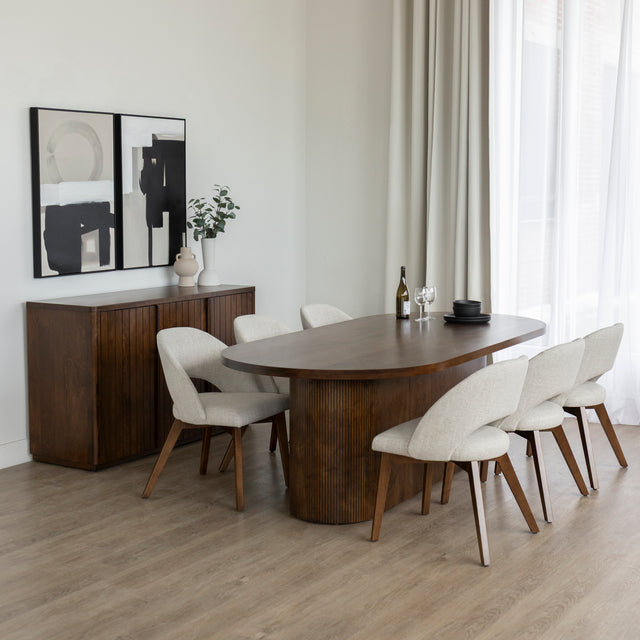 Salle a manger lumineuse avec table ronde en bois, chaises beige et deco vegetale naturelle.