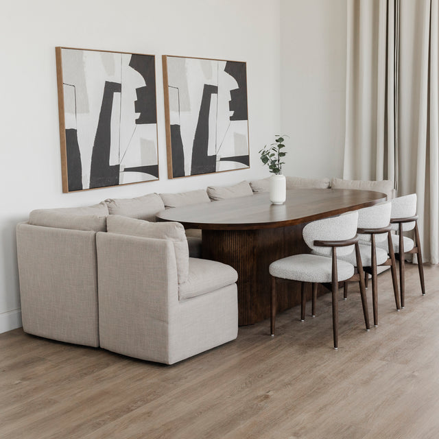 Salle a manger elegante avec table ovale en bois fonce, chaises beige et banquette grise.