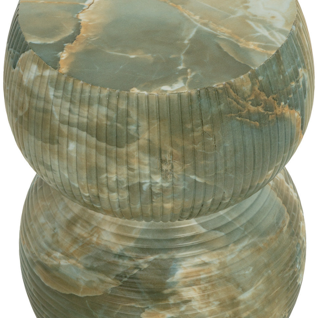 Table d’appoint ronde en pierre verte nervurée, design texturé sculptural pour salon contemporain.