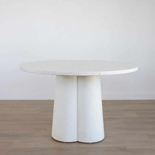table ronde blanche au plateau en terrazzo et base sculpturale.