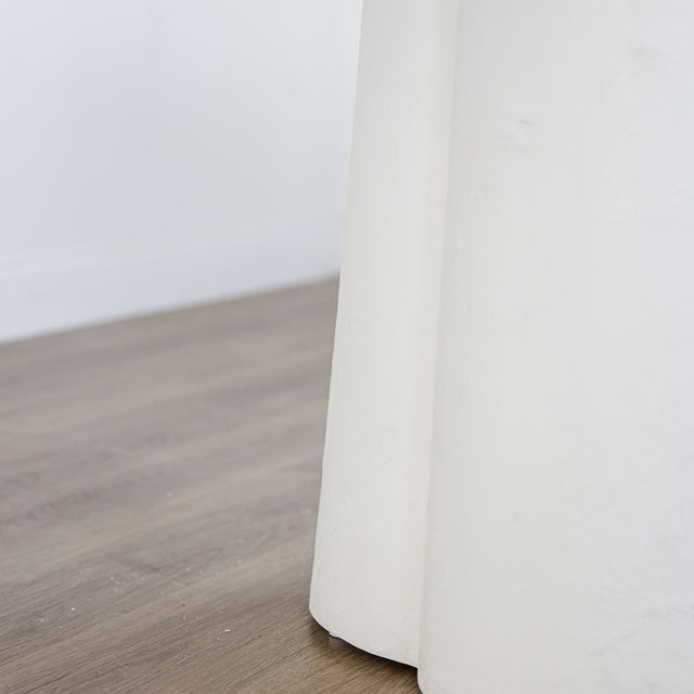 table ronde blanche au plateau en terrazzo et base sculpturale.