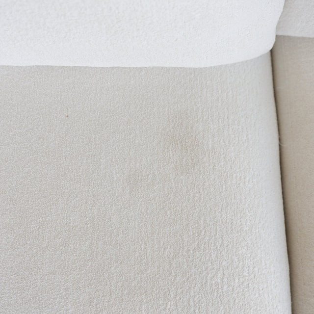 tissu beige clair de canape avec petite tache sur l assise.