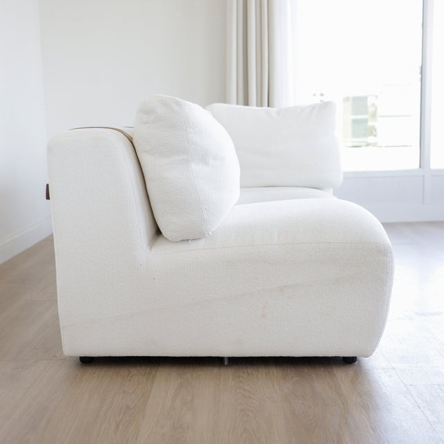 module de canape blanc en tissu boucle avec accoudoir gauche et coussins moelleux.