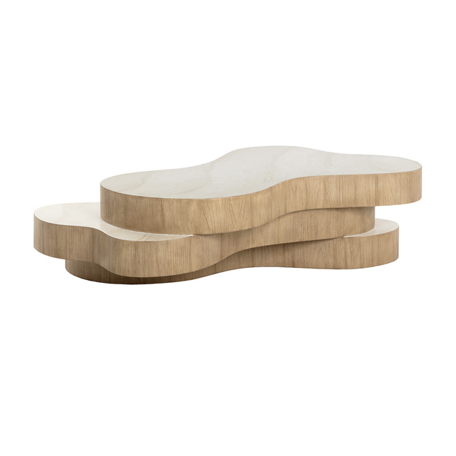 Table basse organique en bois clair à plateaux superposés, design sculptural pour salon contemporain.