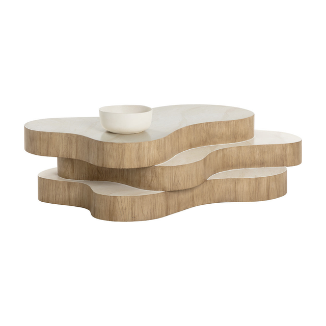 Table basse organique en bois clair à plateaux superposés, design sculptural pour salon contemporain.