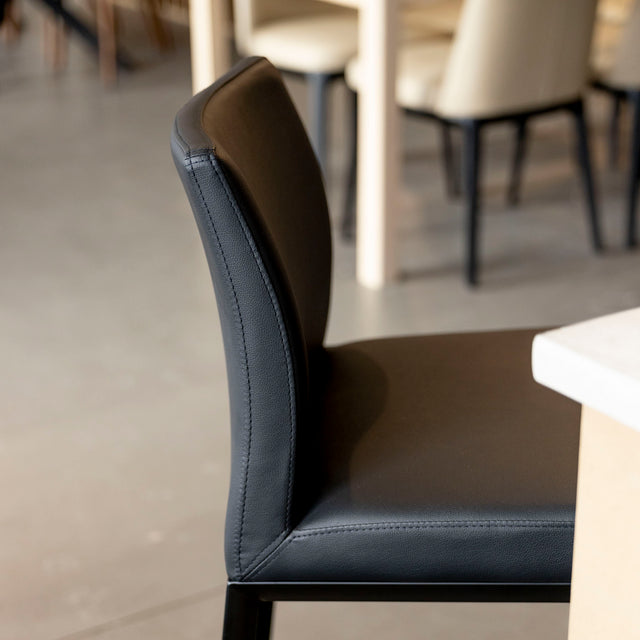 tabouret de comptoir noir en cuir synthetique avec dossier moderne et assise rembourrée