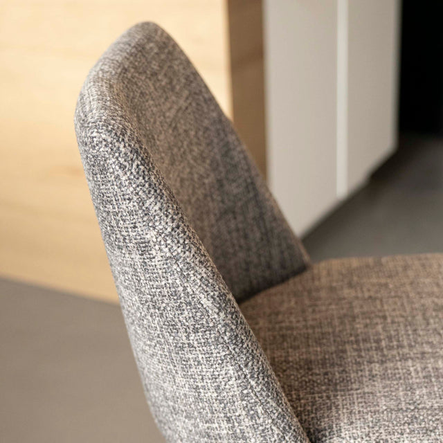 Tabouret de bar design avec assise en tissu brun/gris et pieds en metal noir, ideal pour cuisine moderne.