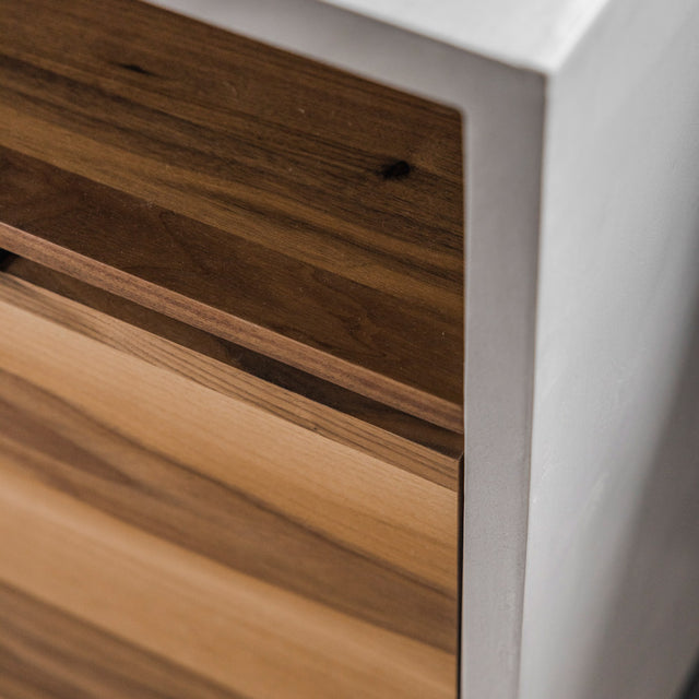 Buffet Anabel avec pieds en métal et lignes épurées, apportant une touche moderne à votre espace. Anabel sideboard with metal legs and clean lines, bringing a modern touch to your space.