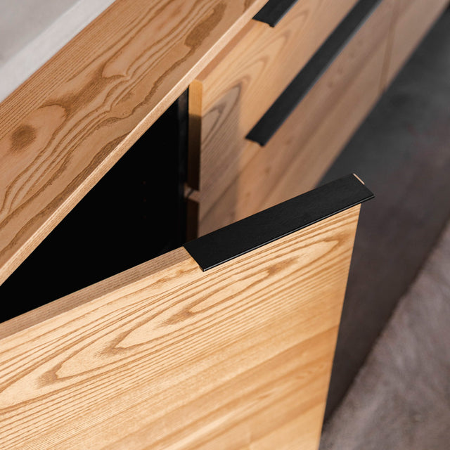 Buffet Anabel avec ample espace de rangement, parfait pour organiser votre intérieur avec style. Anabel sideboard with ample storage space, perfect for organizing your home in style.