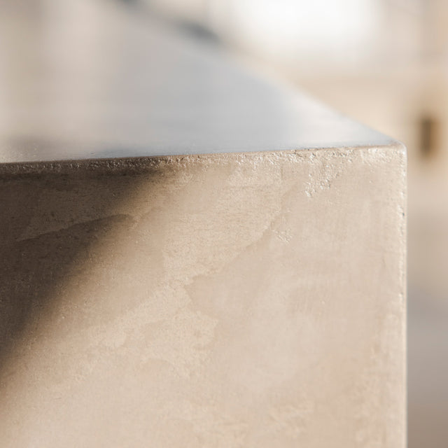 Buffet Anabel avec finitions lisses, combinant esthétique moderne et praticité. Anabel sideboard with smooth finishes, combining modern aesthetics and practicality.